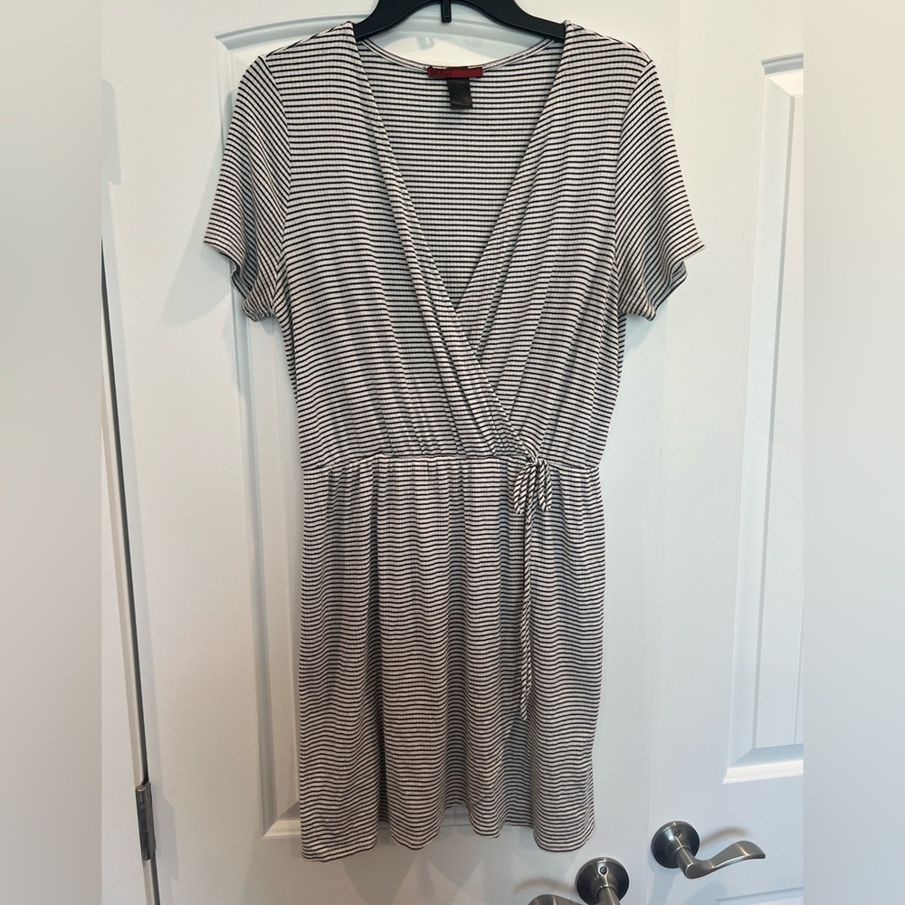 Chic Striped Black and White Midi Wrap Dress BKE RED Size Large Knit